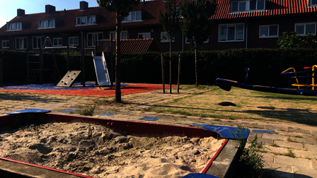 Zandbak en speeltoestellen