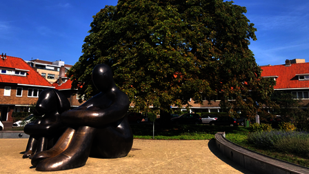 Boom en standbeeld Eden in centrum Zeist