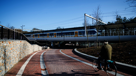 Fietser gaat de fietstunnel in