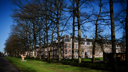Grasveld naast rijbaan en zicht op Broederplein